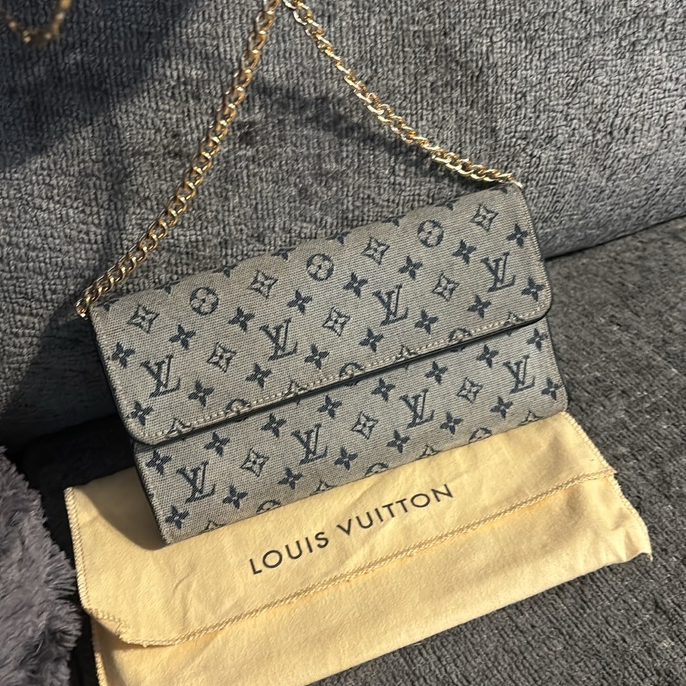 LOUIS VUITTON
Navy Monogram Mini Lin International Wallet